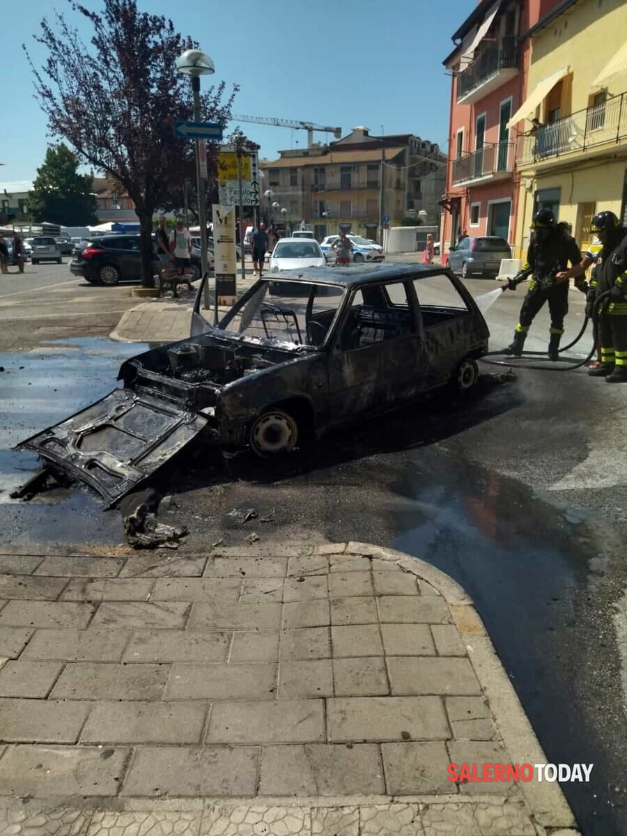 Auto in fiamme a Pontecagnano: paura in pieno centro cittadino