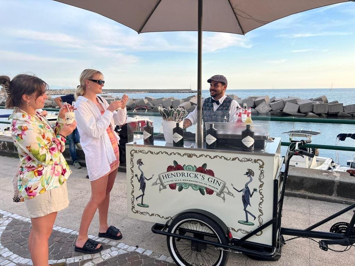 Salerno, il nuovo “street cocktail” da gustare al cucchiaio fa impazzire la Costiera Amalfitana