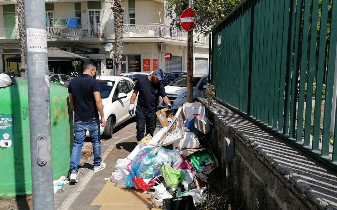 Rifiuti abbandonati in strada a Salerno: nuove multe per commercianti e residenti