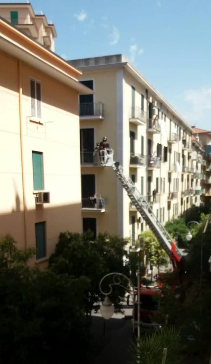 Tensione in via Nizza: in azione vigili del fuoco e sanitari, l’intervento