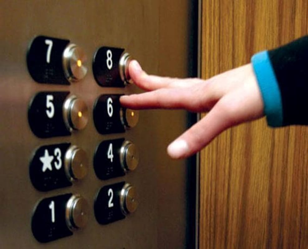 Bloccato per oltre un’ora in ascensore: soccorso 50enne a Mercatello