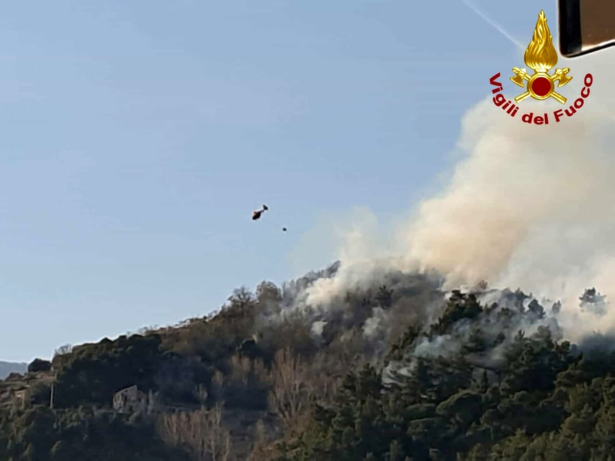 Nuovo incendio in Costiera Amalfitana: le fiamme minacciano le case a Cetara