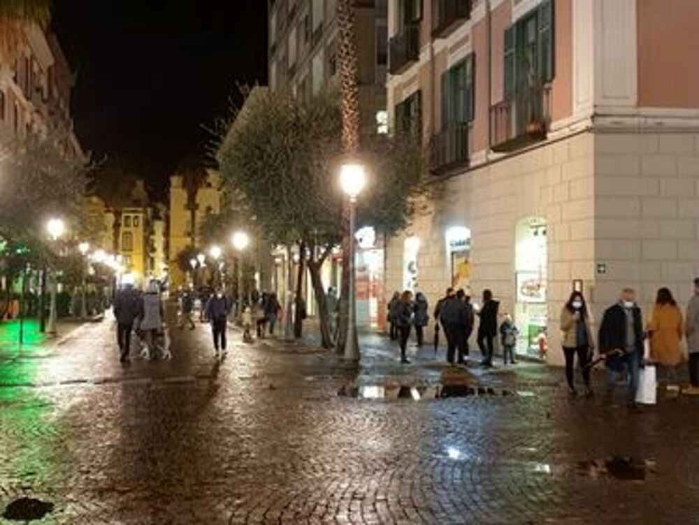 Dà in escandescenza sul Corso di Salerno: arrivano i carabinieri