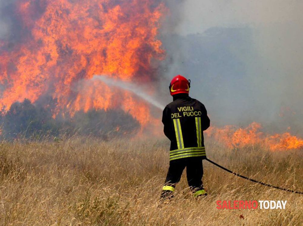 Brucia rifiuti e provoca un incendio: anziano finisce nei guai a Ceraso