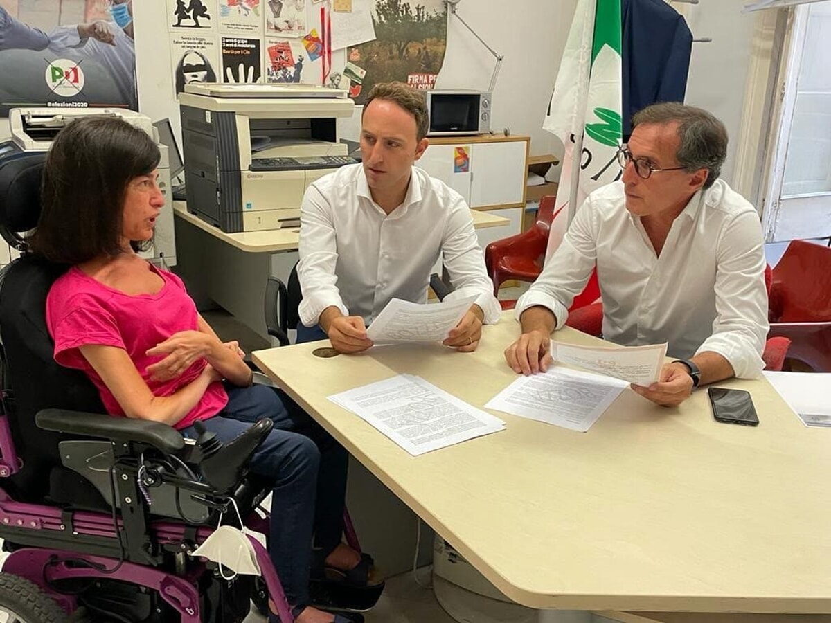 Politiche 2022, Petrone firma la candidatura: i complimenti di De Luca e Boccia