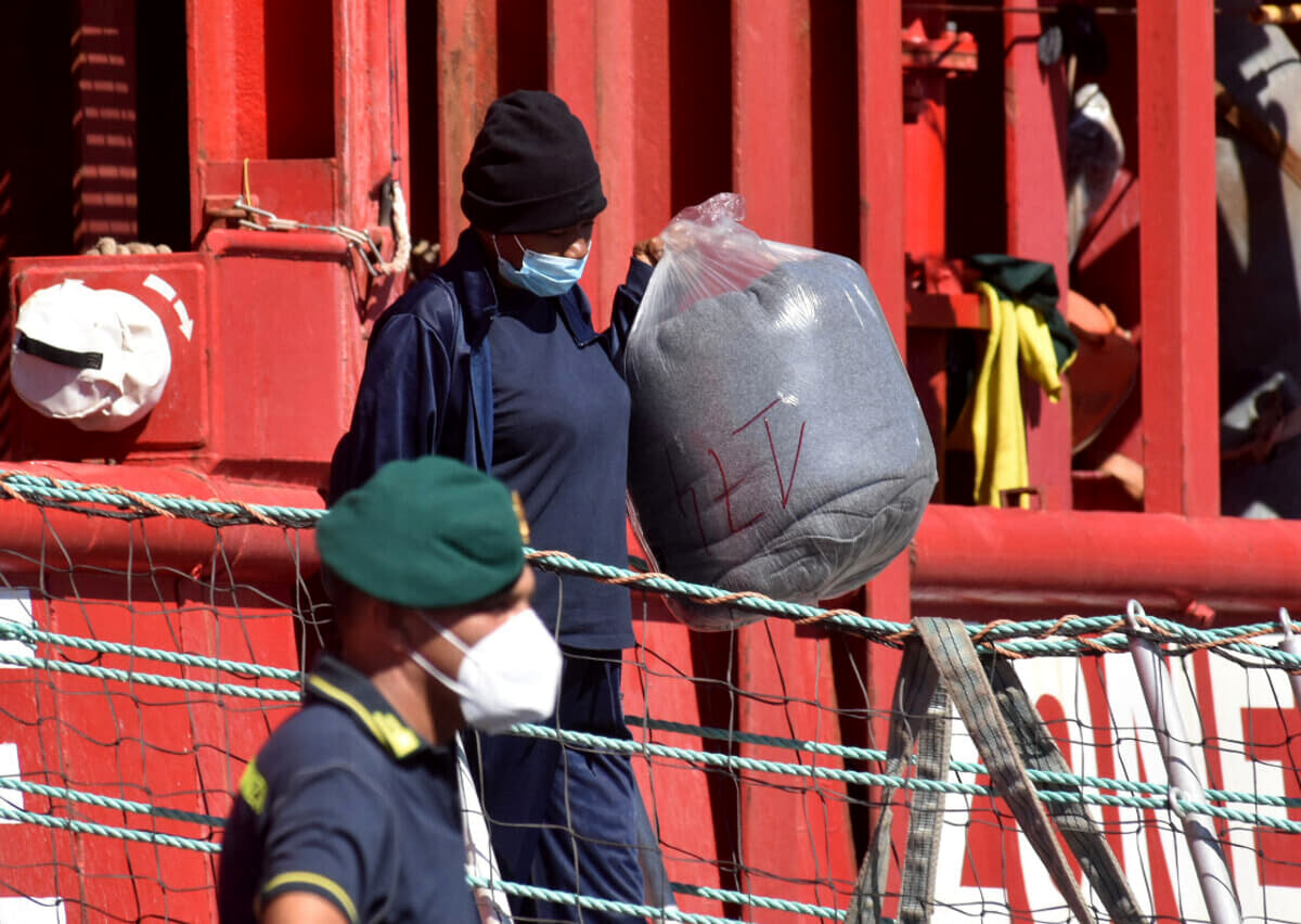 Focolaio sulla nave dei migranti, la Sos Mediterranee a De Luca: “Sono tutti sbarcati”. L’ira del centrodestra