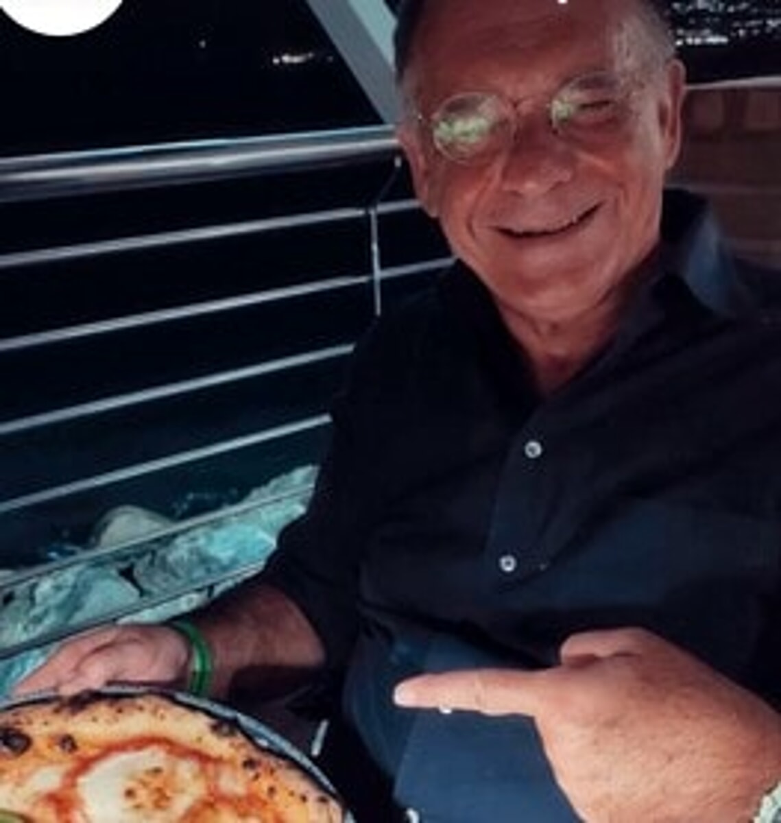 Salernitana-Roma: Cecchi Paone gusta la pizza al Pepe Nero di Salerno