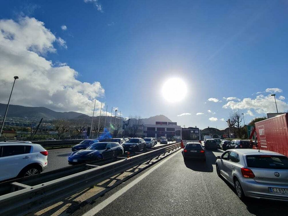Autocarro si ribalta sull’A2 del Mediterraneo, traffico in tilt: uscita obbligatoria a Fratte