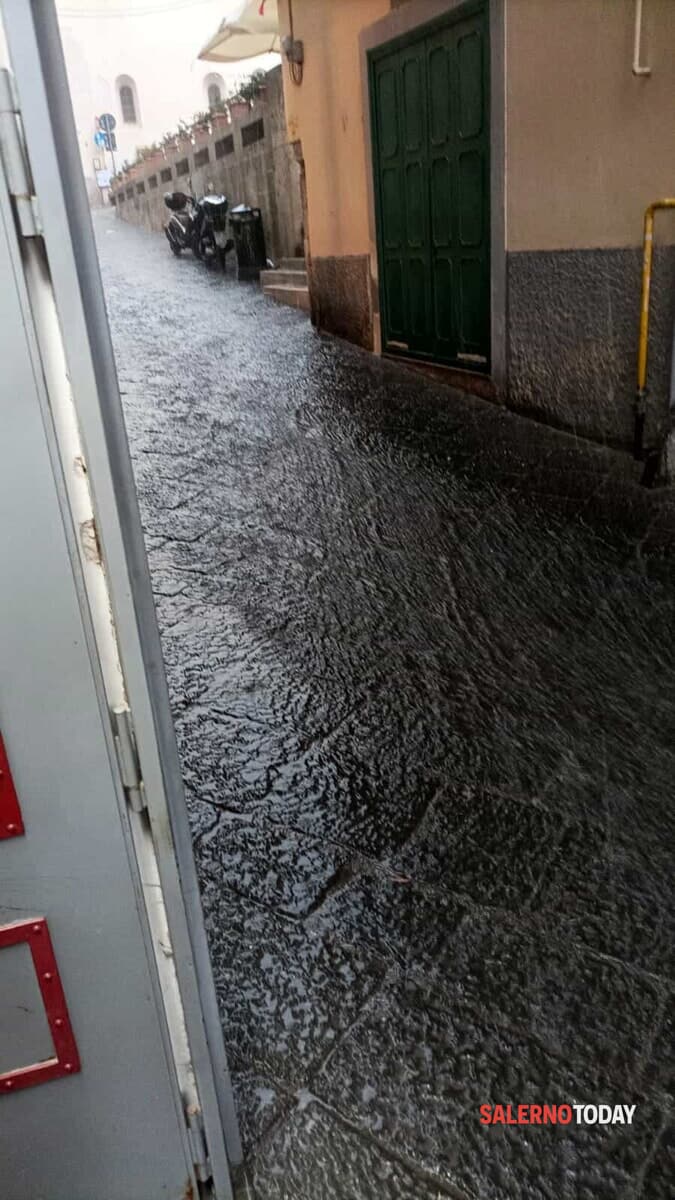 Acquazzone violento si abbatte su Salerno e provincia: monitorati i sottopassi