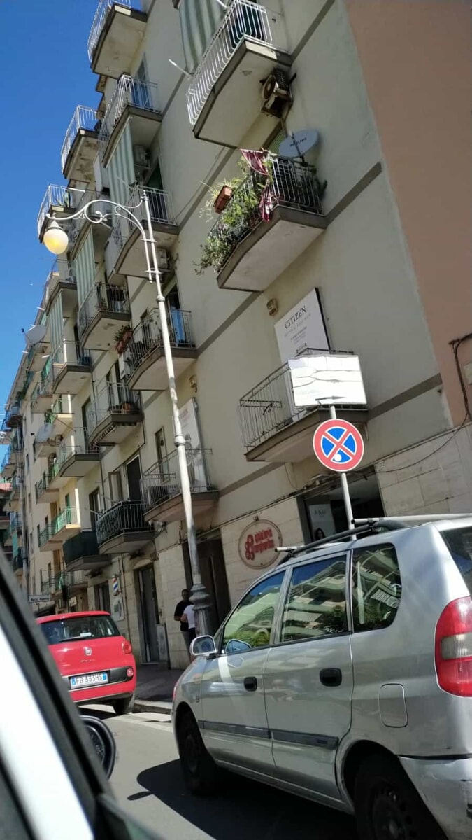 Pali della luce accesi in pieno giorno a Salerno, una lettrice: “La paghino i responsabili”