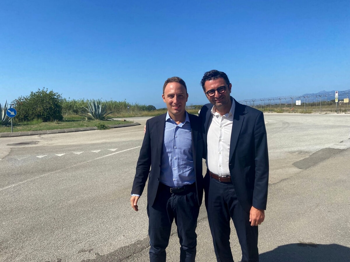 Piero De Luca e Bonavitacola all’aeroporto, l’ira del M5S: “Solo passerelle elettorali”