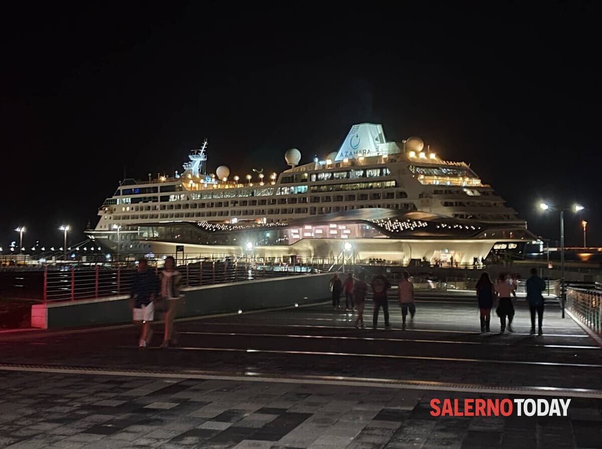 Estate 2022, la nave da crociera “Azamara Onward” è sbarcata a Salerno
