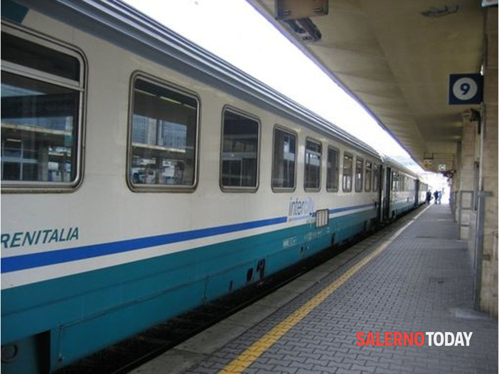 Invade i binari alla stazione di Pisciotta: traffico ferroviario bloccato per 2 ore