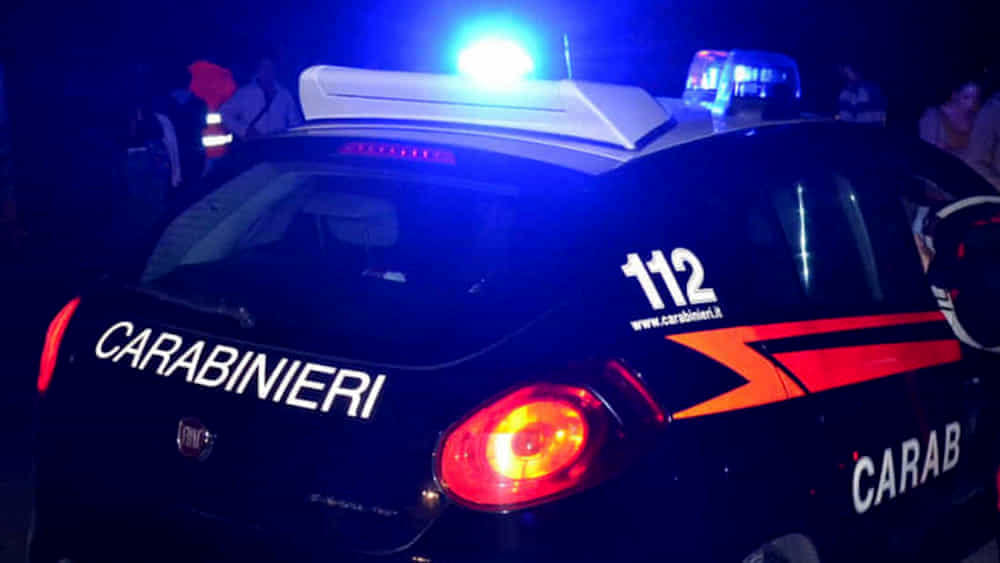Finestrino rotto e pistola nell’auto, mistero a Salerno: fermato un uomo