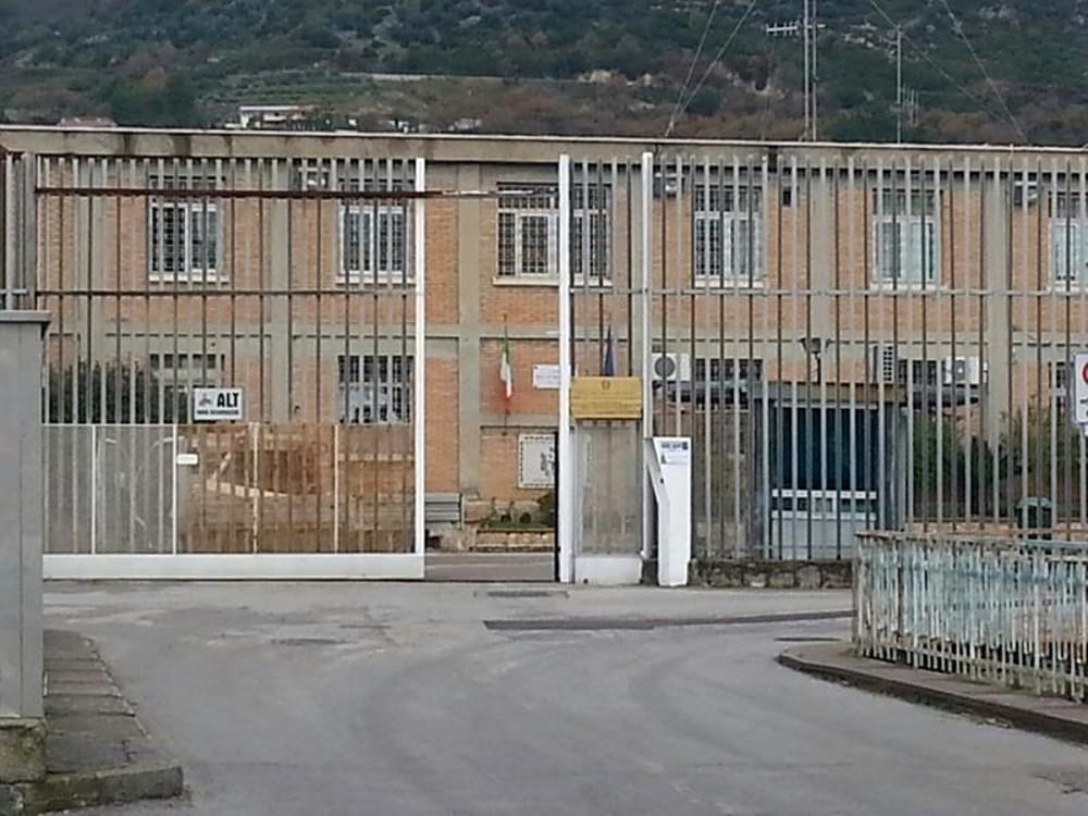 Sequestrano la droga ai familiari di un detenuto, intanto un altro sale sul tetto: caos nel carcere di Salerno