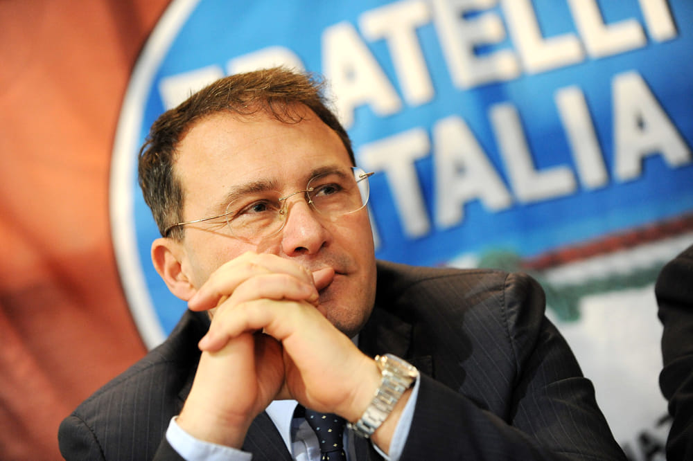 Sanità e politica, Cirielli (FdI) difende la Meloni: “Chiederò al futuro governo che De Luca venga commissariato”