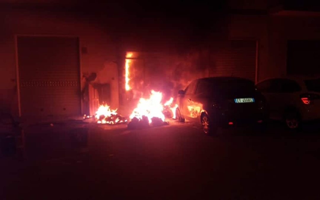 Incendio in via Pietro del Pezzo: magazzino in fiamme, un ferito