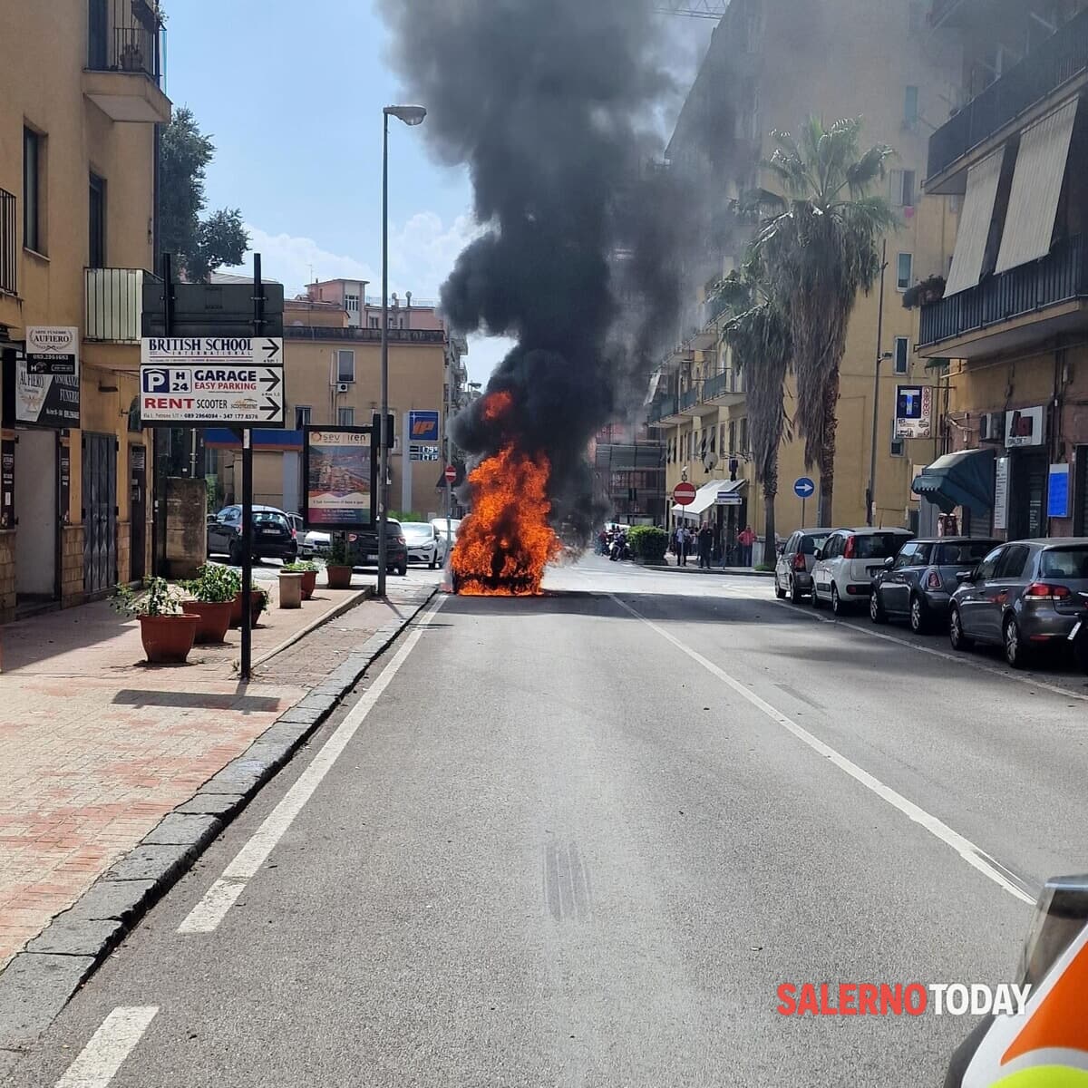 Auto distrutta dalle fiamme a Salerno: intervengono i pompieri