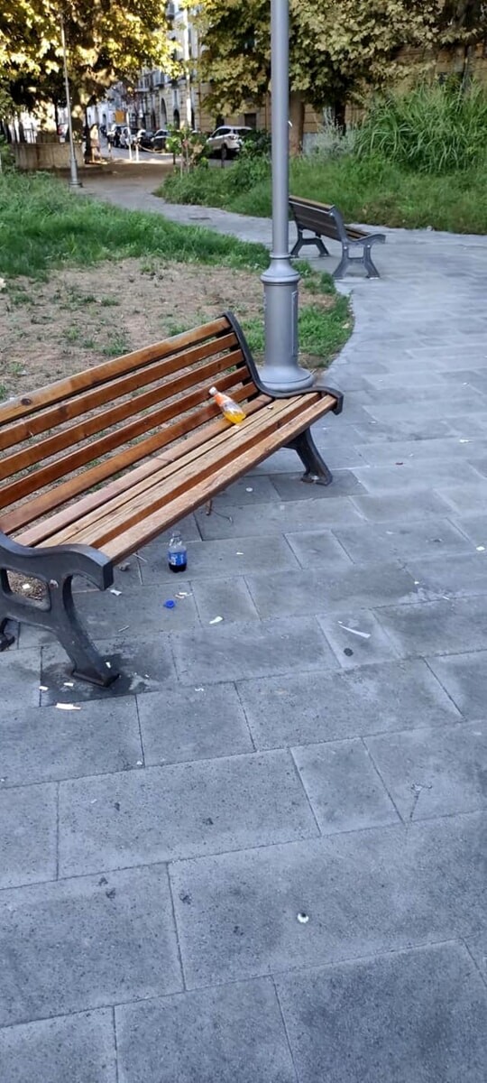 “Piazza appena ripulita e sporcata poche ore dopo: tentativo di sabotaggio?”: la denuncia del sindaco su Facebook