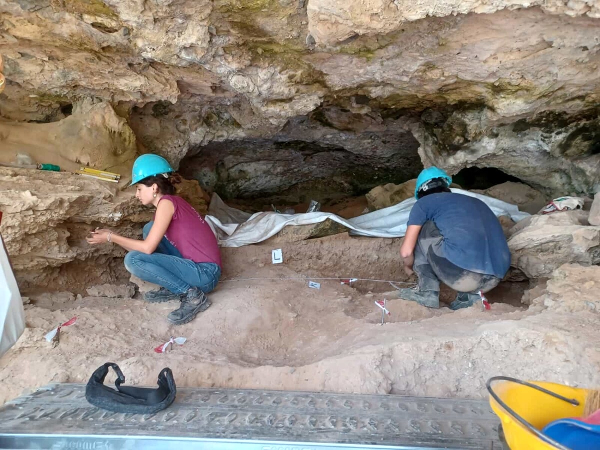 Camerota, riprendono gli scavi alla Grotta del Poggio
