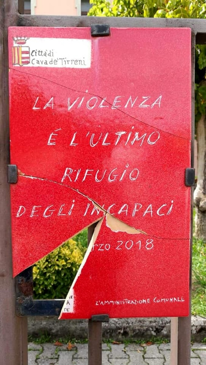 Cava: vandalizzata la targa dedicata a Nunzia, vittima di femminicidio: l’ira di Avagliano