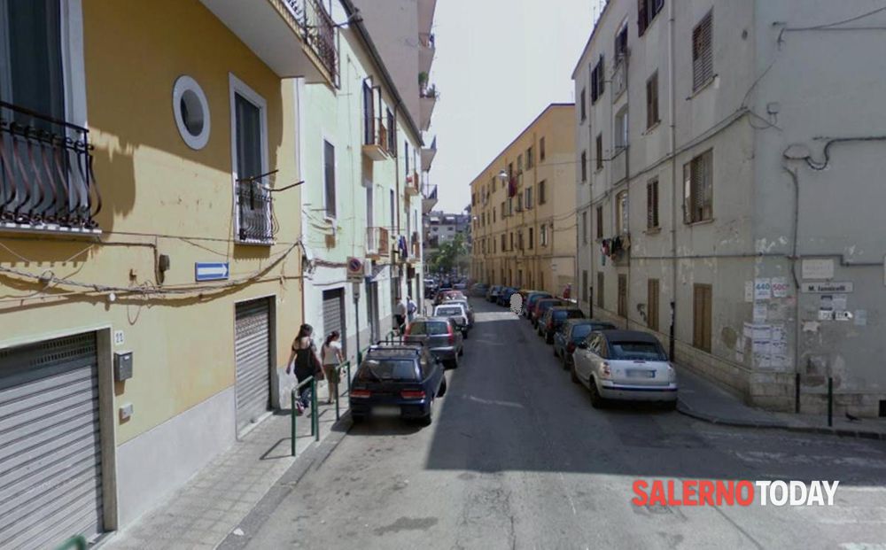 Scippata della catenina mentre passeggia: soccorsa anziana a Salerno
