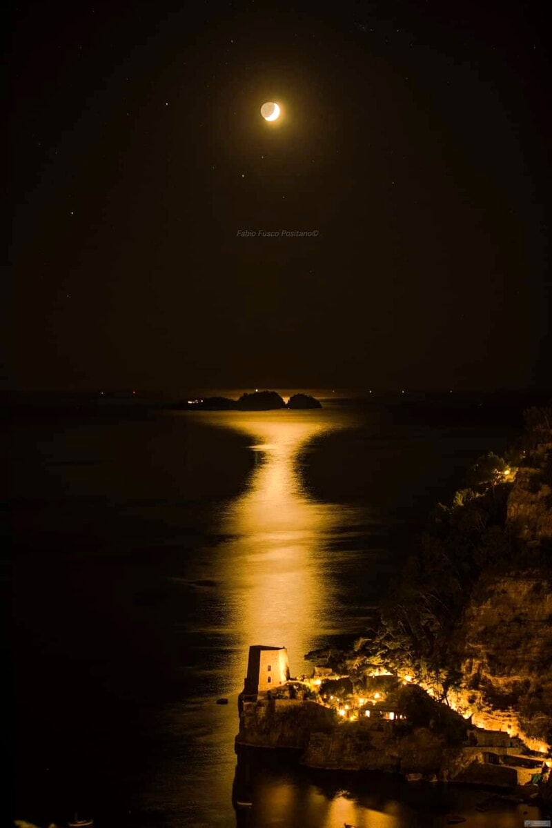 La luna dorata illumina la Costiera, gli scatti di Fabio Fusco