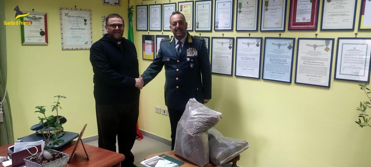 La Guardia di Finanza di Salerno dona alla Caritas 57.000 kg di bio-combustibile sequestrato