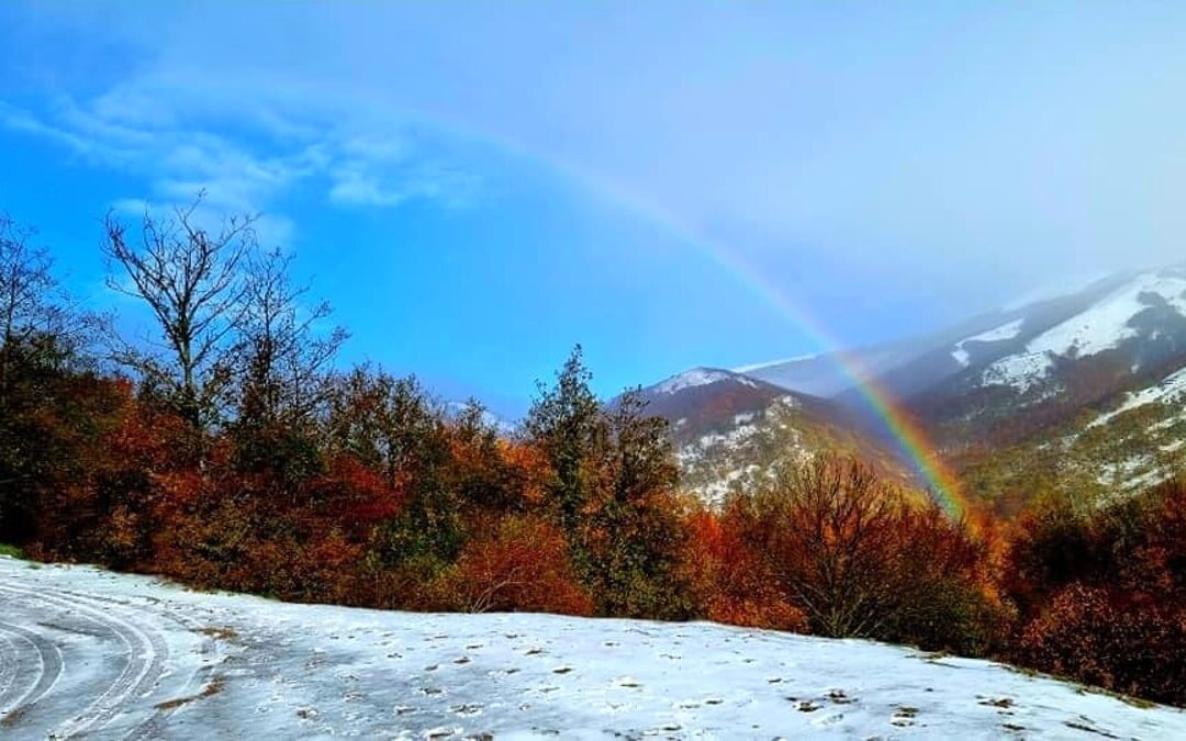 Curiosità: prima neve sul Cervati, ai piedi dell’arcobaleno
