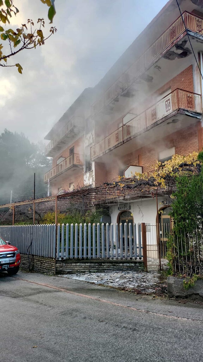 Incendio in uno storico albergo di Agnone Cilento. Il titolare: “40 anni di vita in fumo”