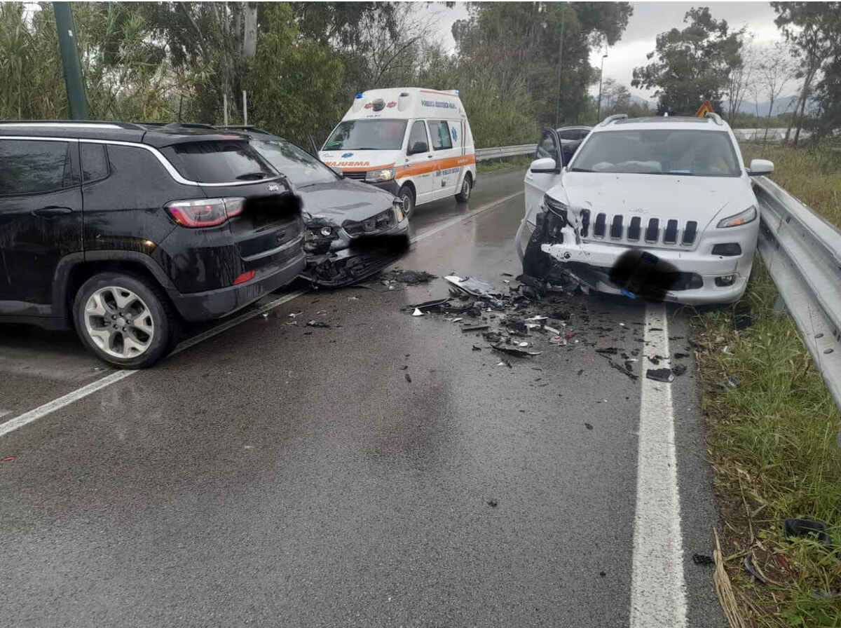 Incidente tra 3 auto in litoranea a Battipaglia: feriti in ospedale