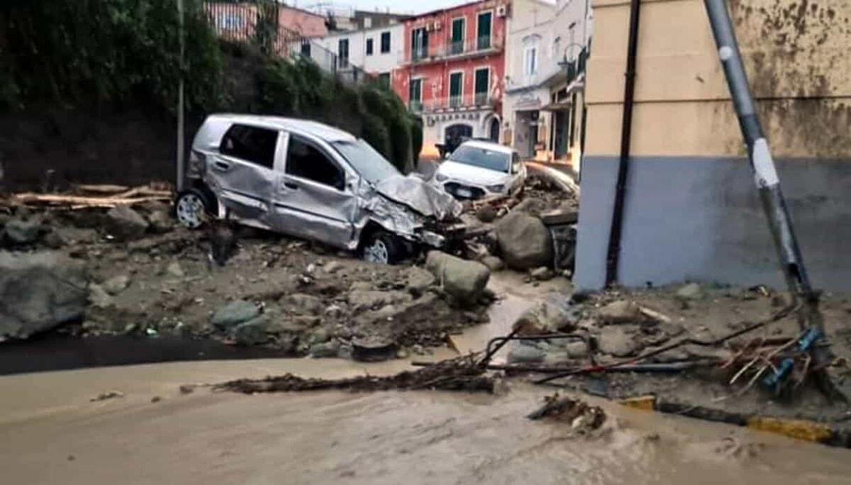 Alluvione ad Ischia: identificata la vittima, a cercare tra le macerie anche i vigili del fuoco Usar di Salerno