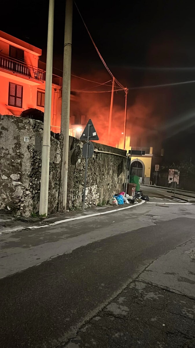 Incendio nella notte a Cava: in fiamme un’auto, si indaga