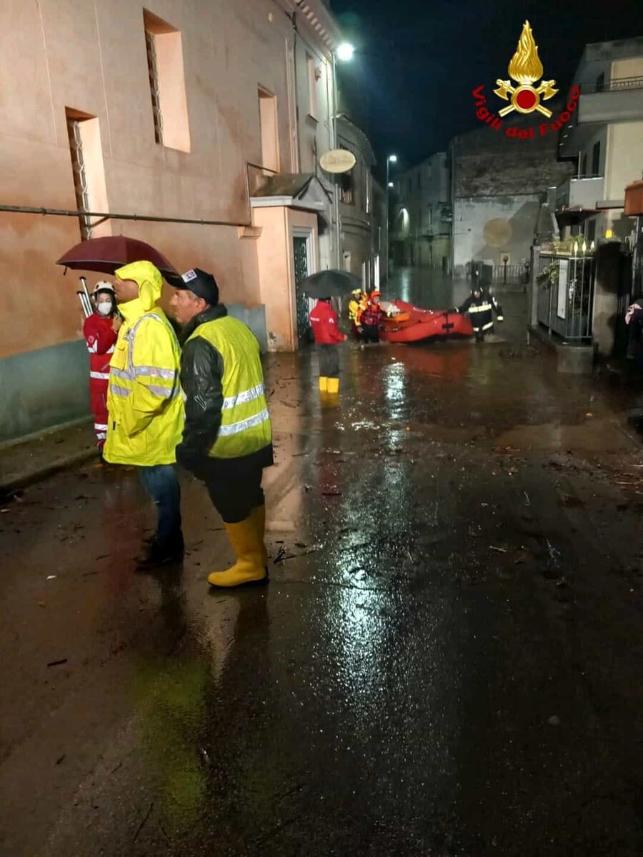 Danni maltempo: vigili del fuoco salvano cittadini usando un gommone, a Salerno cade un albero sul lungomare