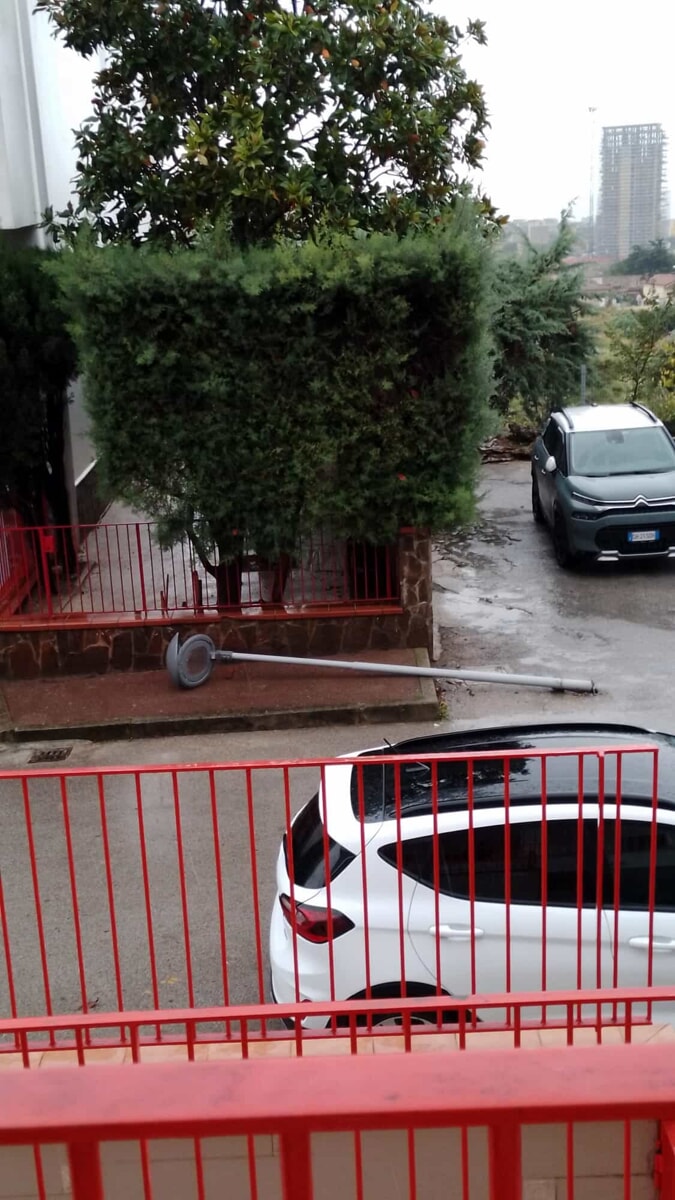 “Il postino ha buttato giù il palo con l’auto ed è fuggito”: la denuncia di un lettore di Salerno