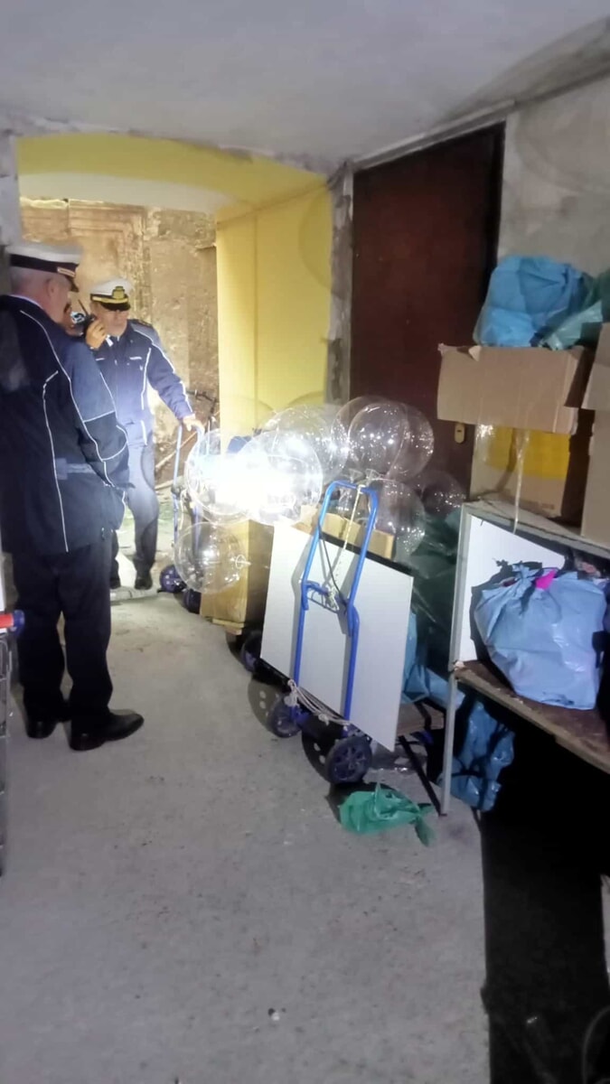 Blitz dei vigili nel centro storico di Salerno: scoperto deposito di merce abusiva