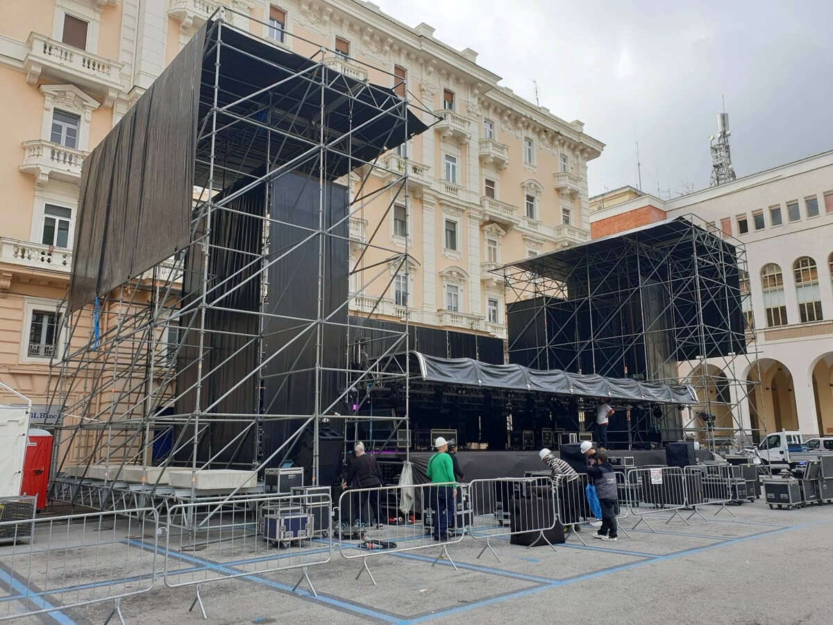 Salerno si prepara al concerto dei Negramaro: al via il montaggio del palco