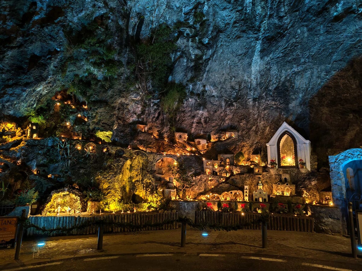 La magia del Natale nella Grotta di Fornillo a Positano