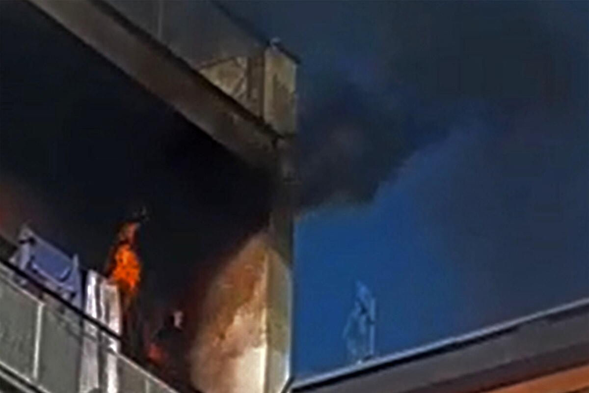 Incendio sul balcone causato dai botti, la proprietaria: “Non è colpa nostra, ma di una batteria fatta esplodere in strada”