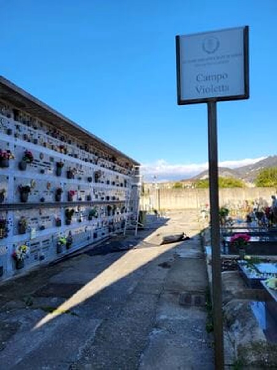 Cade guaina dal tetto dei locali al cimitero di Salerno, una lettrice: “Non c’è manutenzione”