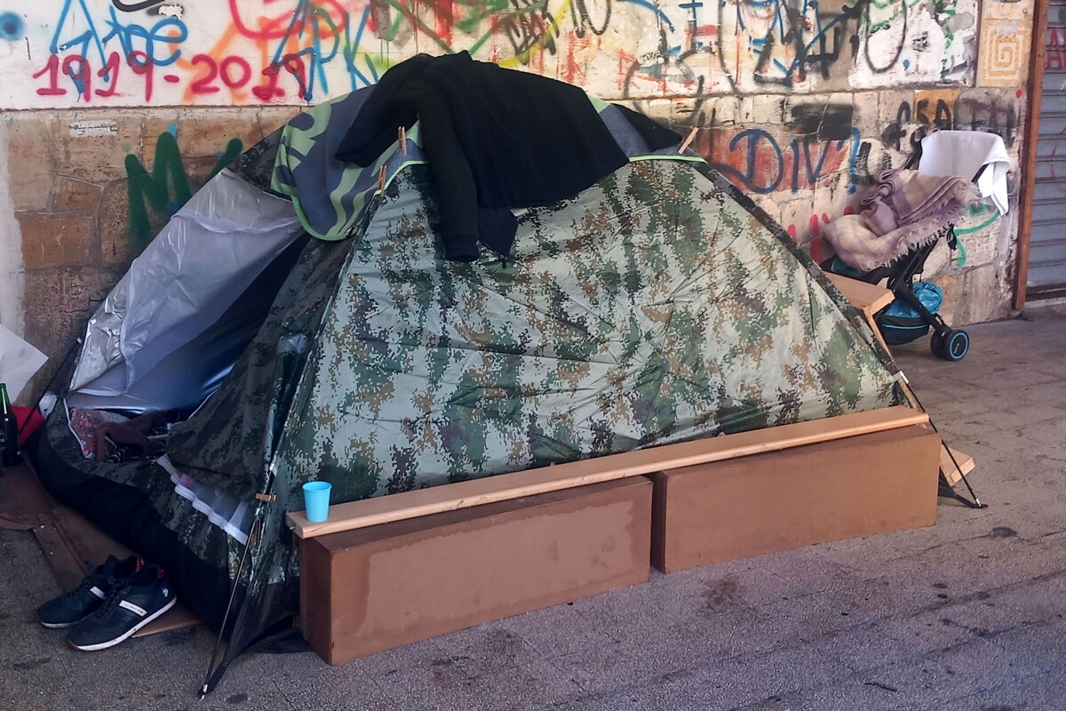 Tenda, tavolo e coperte: via Volontari della Libertà si trasforma in un accampamento