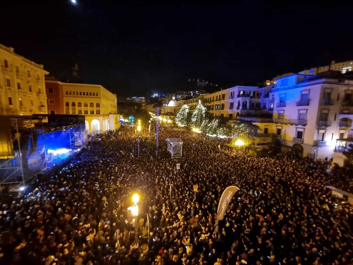 Capodanno in piazza a Salerno: bagno di folla sulle note dei Negramaro