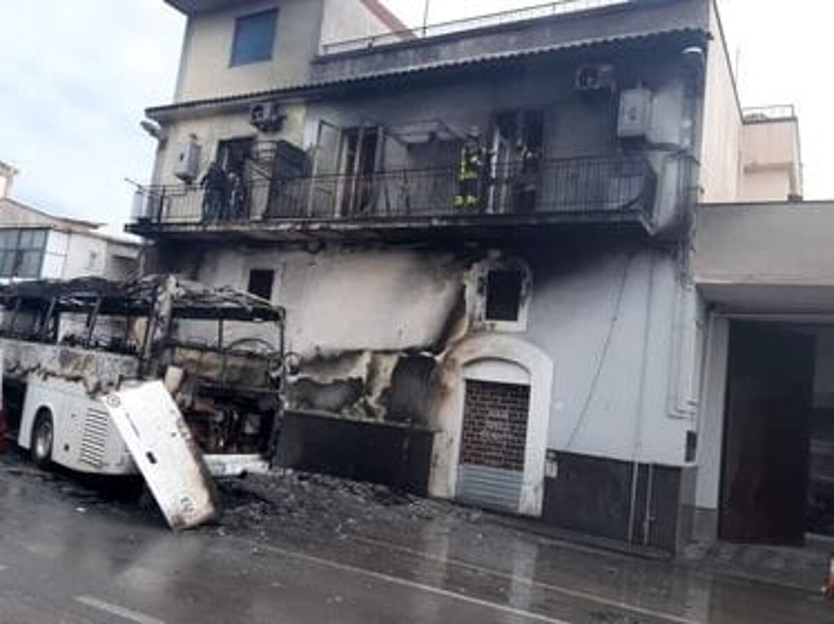 Scontri Paganese-Casertana: danni anche ad un’abitazione, la denuncia di Borrelli
