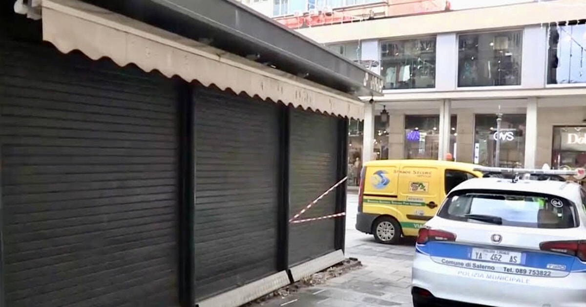 Incidente sul Corso di Salerno: camion danneggia il chiosco di libri