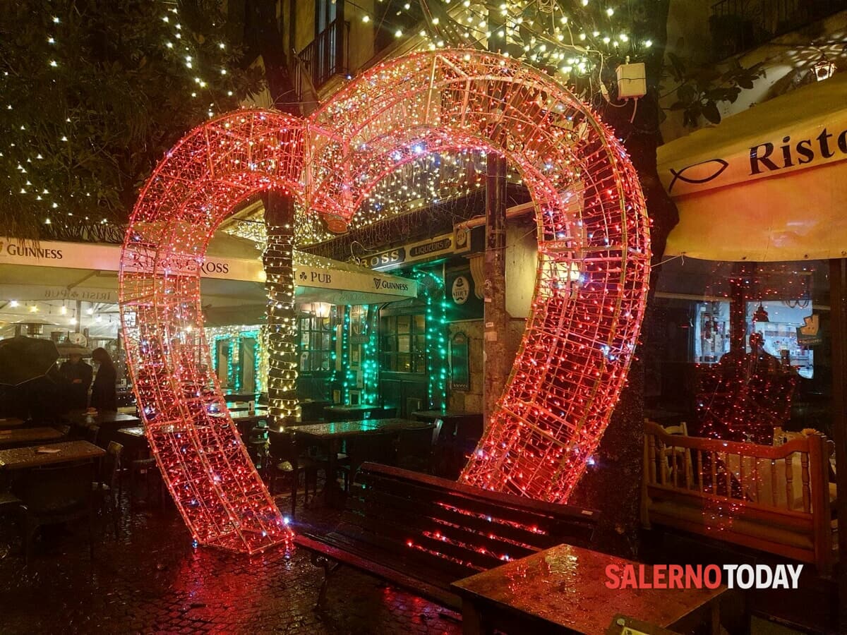 Si respira aria di San Valentino: spunta un grande cuore rosso al “King’s Cross Irish Pub”