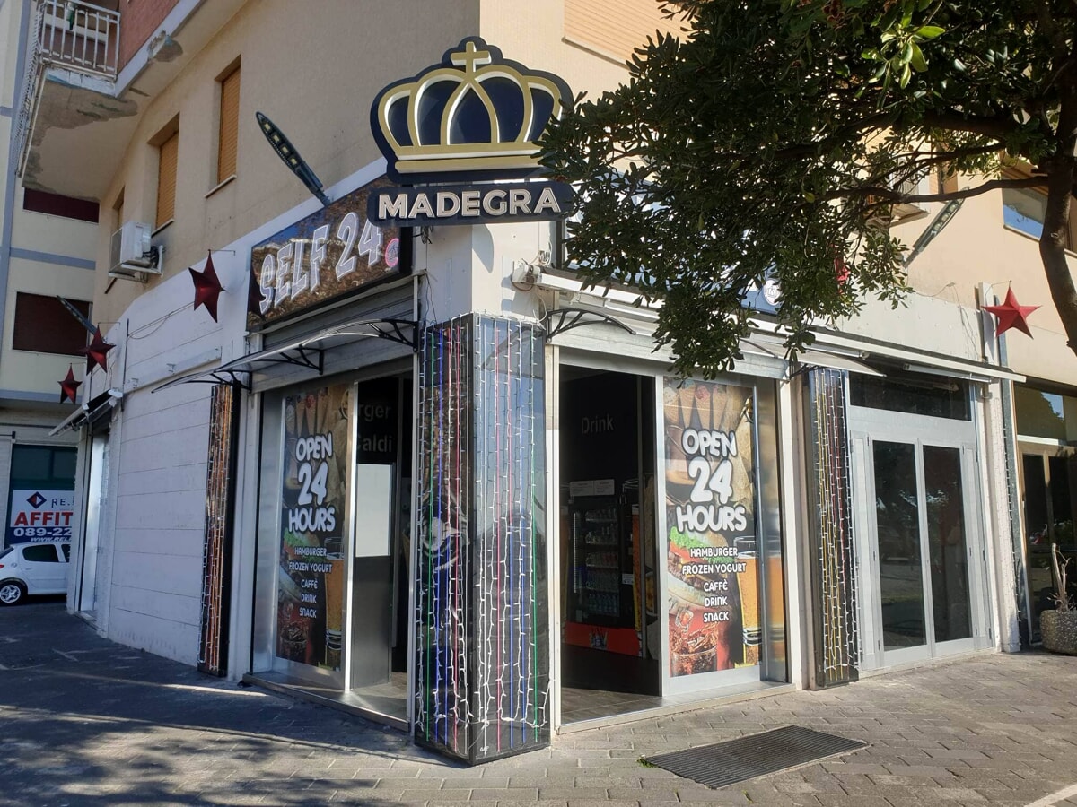 Madegra Self 24: spunta in piazza della Concordia un nuovo distributore