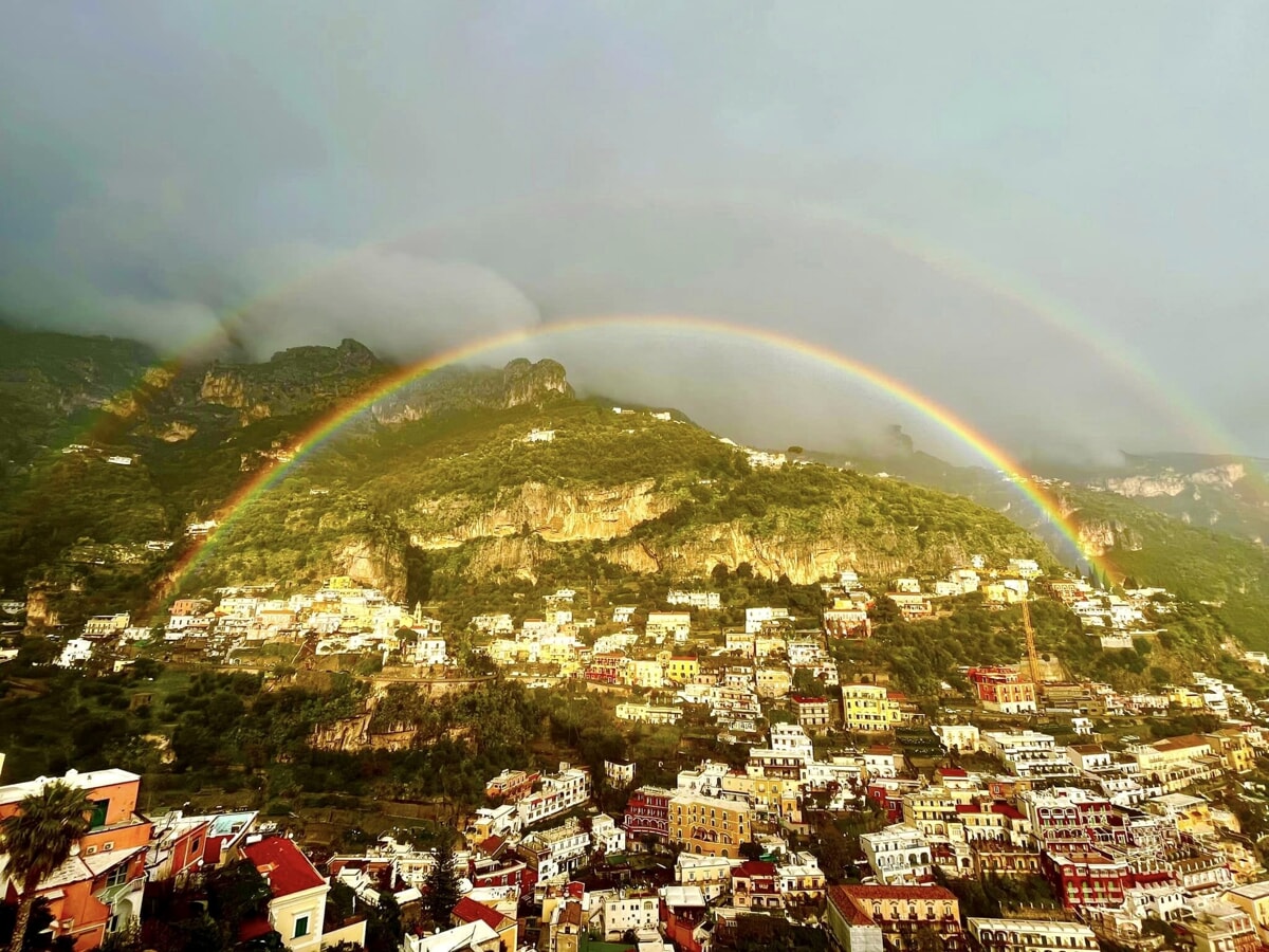 Un doppio arcobaleno fa da cornice a Positano: la foto incanta il web