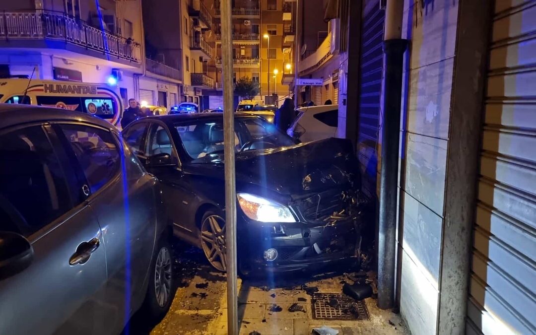 Incidente tra due auto a Pastena, una si schianta contro la saracinesca di un negozio: tre feriti