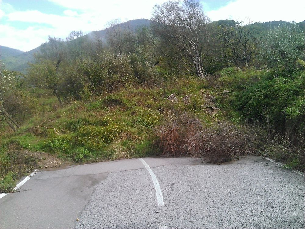 Frana sulla statale 166 “degli Alburni”: tratto chiuso al traffico tra Roccadaspide e Aquara