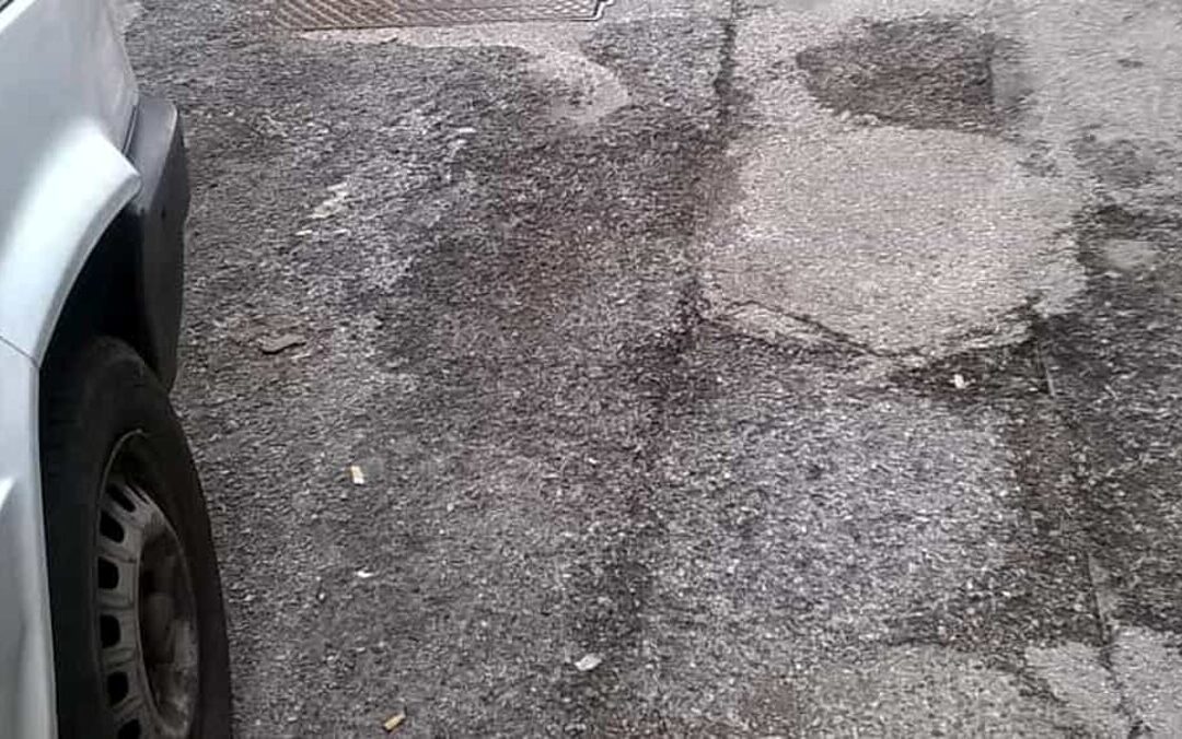 Pavimentazione sconnessa e asfalto pericoloso in via Cacciatore, i residenti: “Rischiamo la nostra incolumità: urge manutenzione”